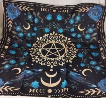 Imagen de Tapete polyester 49 x 49 cm Pentagrama, Cuervos y flores azules